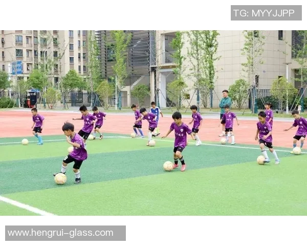 足球明星与小球迷亲密互动快乐时光共度点燃梦想火焰