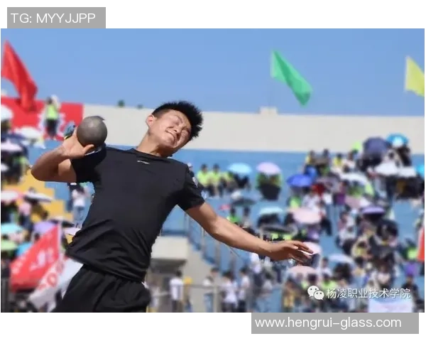 足球球星奖杯挂件精美设计展现荣耀时刻，完美呈现运动激情与胜利风采