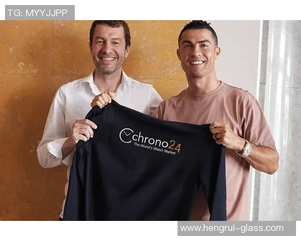 明星足球巨星亲密合影瞬间展现运动魅力与星光闪耀的完美融合 明星足球巨星亲密合影瞬间展现运动魅力与星光闪耀的完美融合