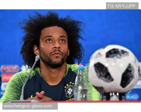 长发足球球星独特发型解析与赛场风采展示